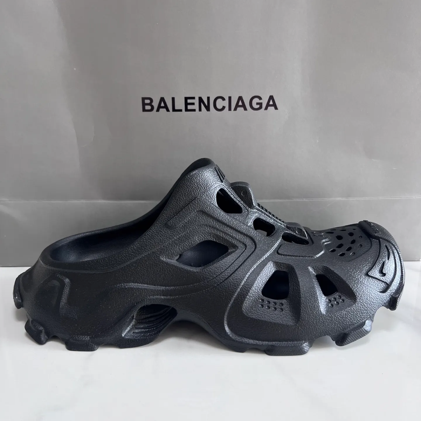 👟👟Ex-factory price 380👟👟 Balenciaga must-have beach shoes for summer: Men's and women's shoes are made of ultra-light 95% (injection molding) EVA plastic, 5% foam plastic foam cushioning material #Ultra-lightweight one-piece foam shoe mold ❗ New summer product, French high-end luxury brand - Balenciaga BALENCIAGA 3XL Rubber Low Top Sneakers 3XL version series summer beach wading versatile trendy lace-up casual sports hole sandals. Size: 35-46